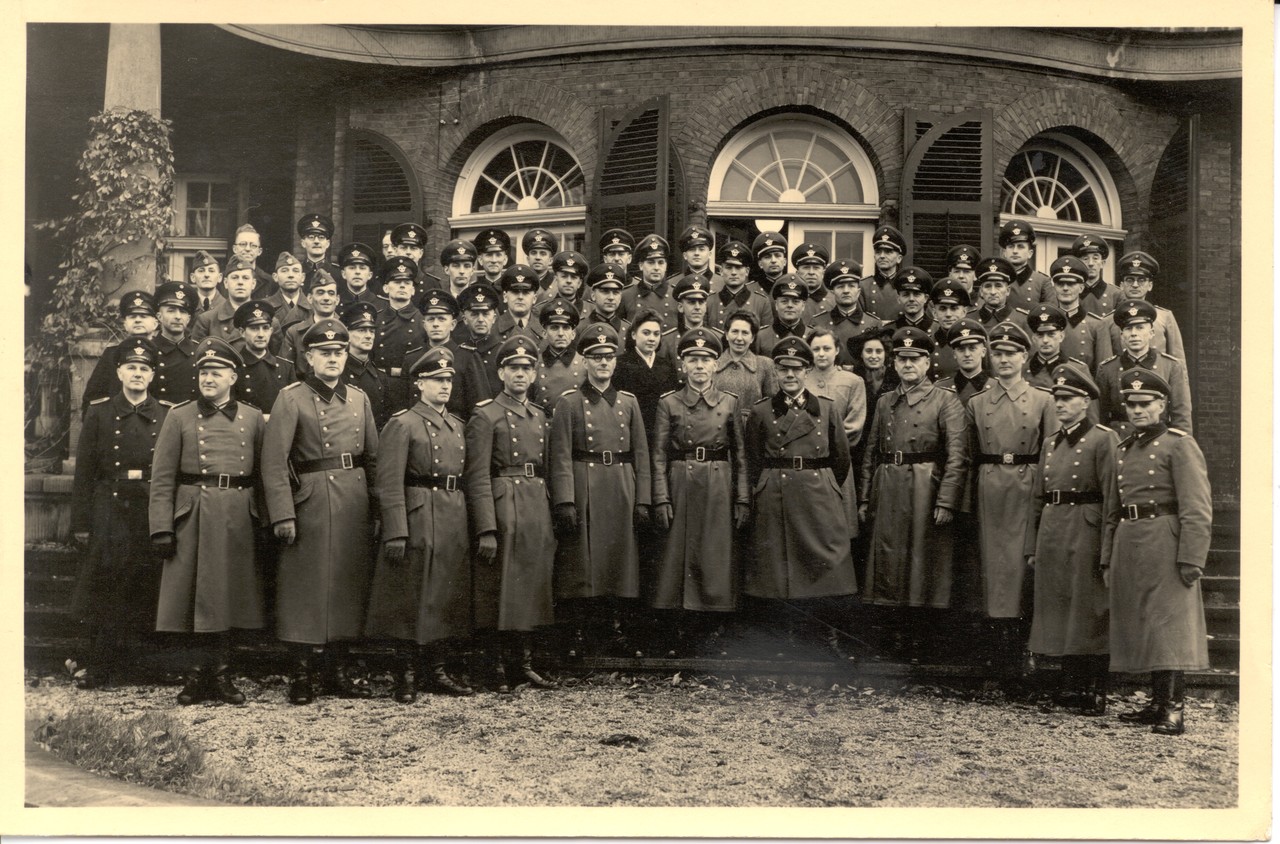 Mitarbeiter des Befehlshabers der Ordnungspolizei posieren für ein Gruppenfoto vor der Villa (Foto: Villa ten Hompel)