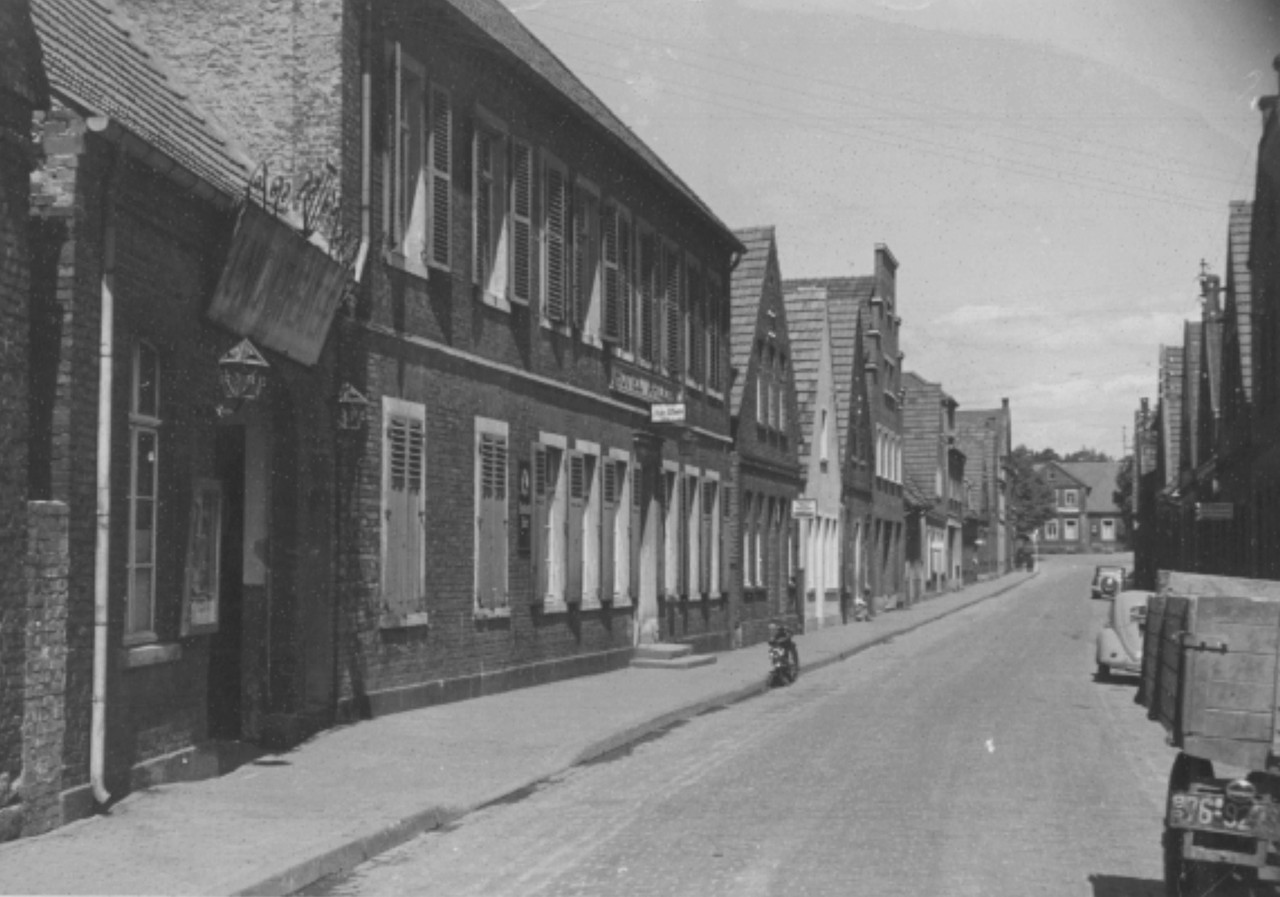 Die im Herzen des mittelalterlichen Stadtkerns gelegene Schmiedestraße in Billerbeck mit Eingang zum Kino „Union-Theater“, welches sich in einem umgebauten Saal des Hotel Ahlers befand.