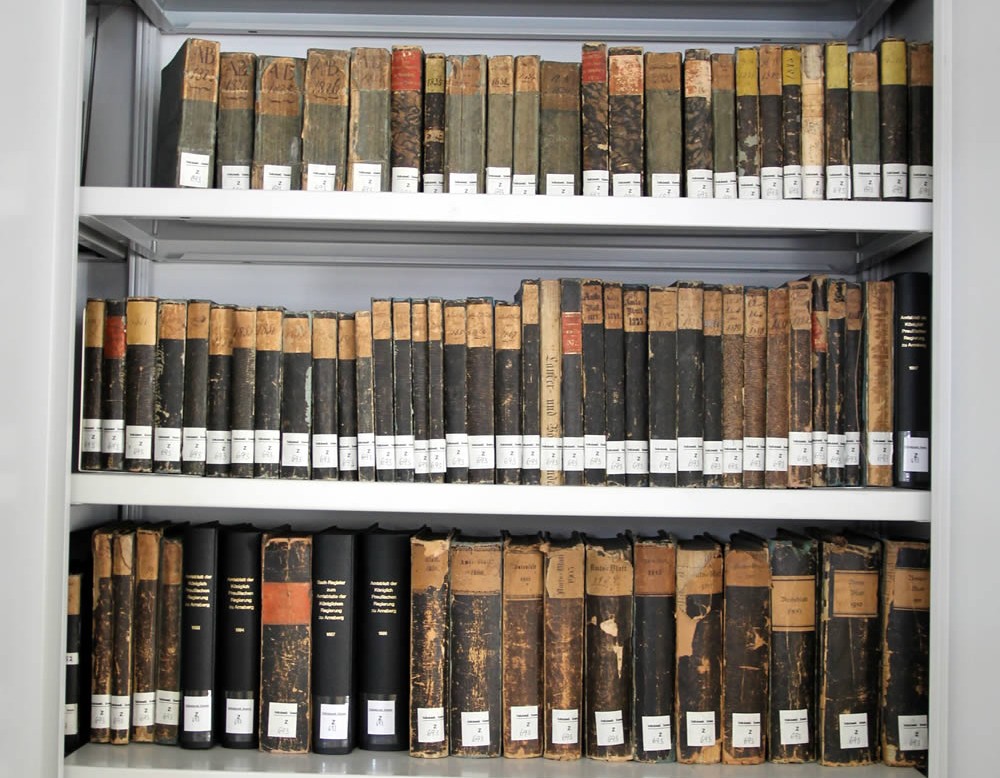 Ein Regal mit alten Büchern in der Bibliothek für Alltagskulturforschung.
