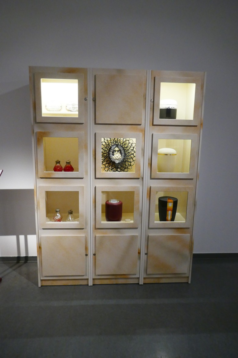 Einblick in die Ausstellung - Ausstellungseinheit Urnenbegräbnis Kolumbarium.