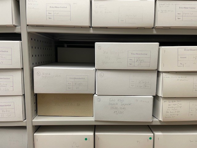 Die Kibgis-Archivboxen im Archiv des Fritz-Hüser-Instituts (Foto: Anna Seidel)
