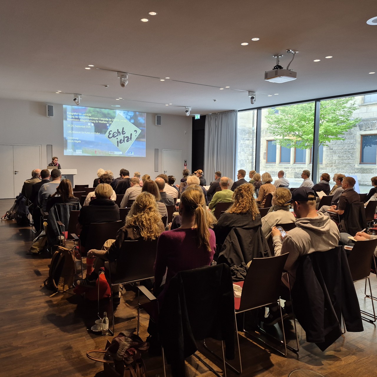 In 18 Referatbeiträgen wurden praktische, ethische, rechtliche und gesellschaftskritische Fragen zu Formen, Ergebnissen und Folgen von KI-generierter visueller Kultur erörtert. (Foto: Dörthe Gruttmann)