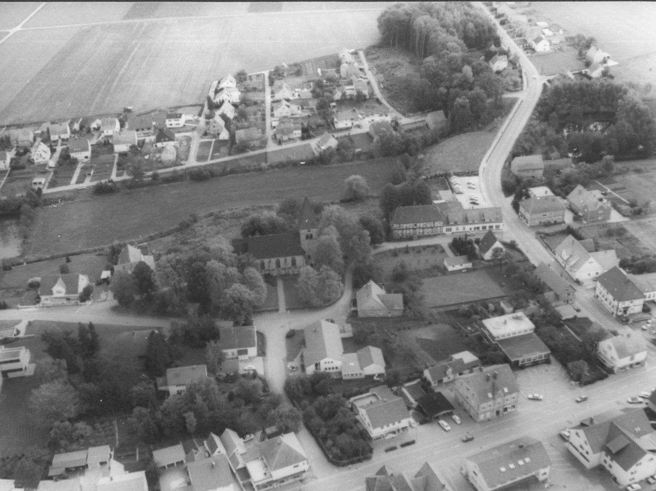 Das historische Luftbild zeigt den Stiftsbezirk mit dem Herrenhaus. Hinten rechts ist das Herrenhaus im Fachwerkstil zu sehen. Foto: Kommunalarchiv Herford.