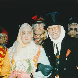 „Eierwief“ mit „Herr“, „Chef“ und „Düwel“, 1993. Foto: Dr. Hans Hellmich; Bildarchiv Heimatverein Schapen. (vergrößerte Bildansicht wird geöffnet)