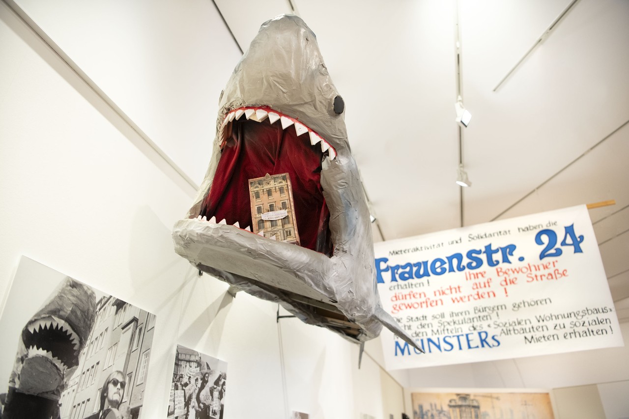Blick in die aktuelle Sonderausstellung „F24. Geschichte der Frauenstraße 24“ im Stadtmuseum Münster, Foto: Stadtmuseum Münster.