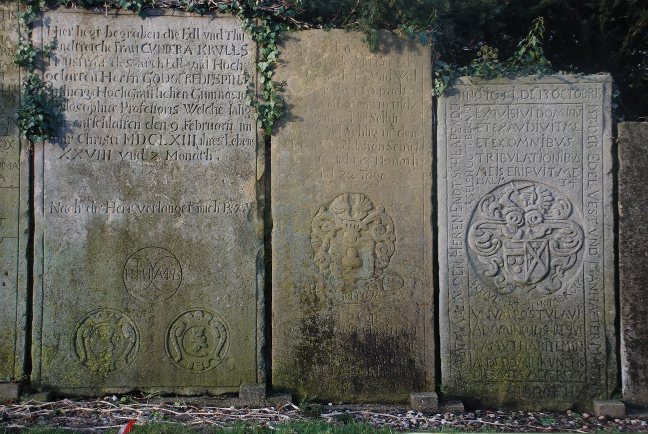 Hausmarken auf Grabsteinen an der Großen Kirche in Burgsteinfurt. Foto: Andreas Eiynck.