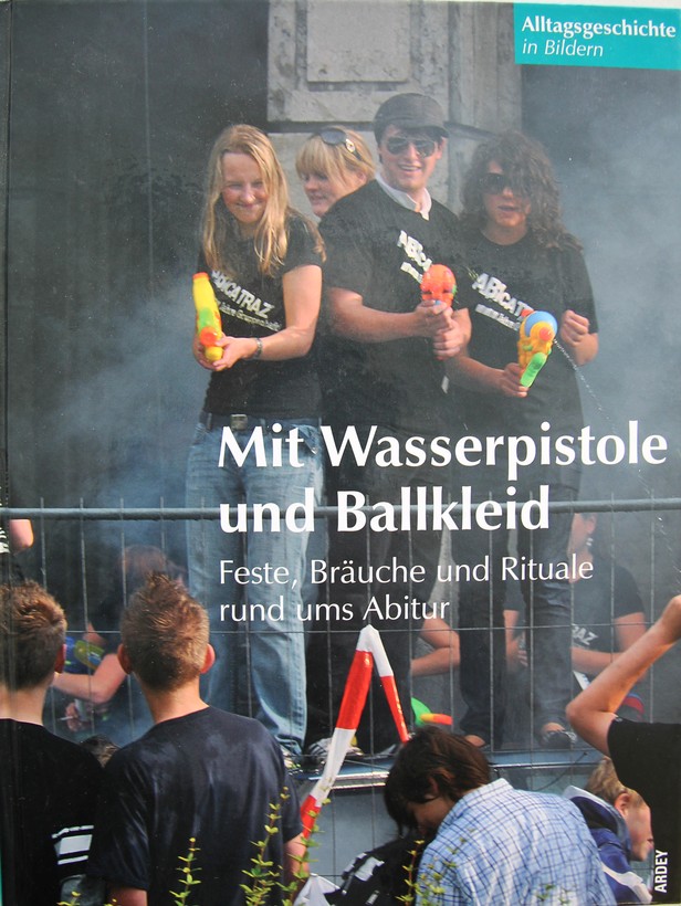 Cover der Publikation "Mit Wasserpistole und Ballkleid".