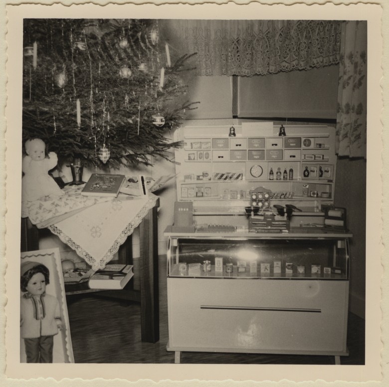 Kaufmannsladen unter dem Weihnachtsbaum, 1960. Fotoalbum der Familie S. Archiv für Alltagskultur in Westfalen, Sammlung BF Nr. 16d S31.