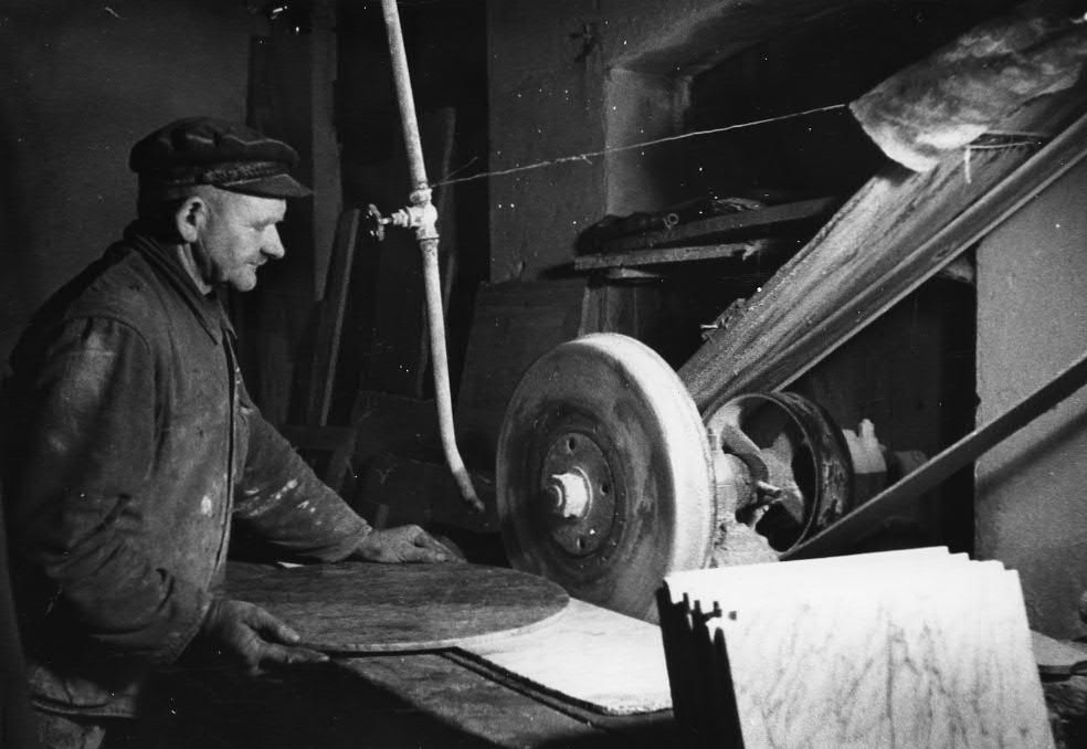 Arbeiter an einer Schleifmaschine, nicht datiert (Foto: LWL-Volkskundearchiv, Fotograf unbekannt).
