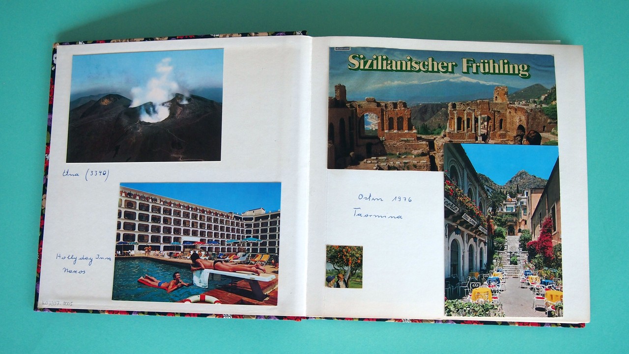 Auf vielen Seiten findet sich ein Mix aus Prospektmaterial, Postkarten und Fotografien. (Foto: Cantauw)