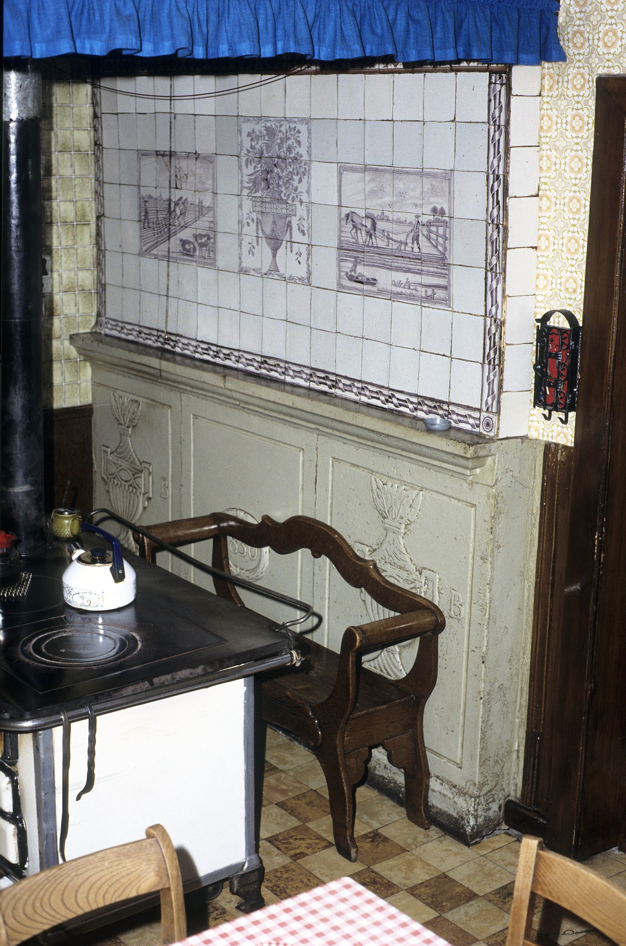 Herdwand in geschwungenen Biedermeier-Formen in einem Bauernhaus in Lengerich (1990).