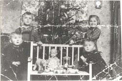 Kinder mit Weihnachtsgeschenken und Weihnachtsbaum, Familie Pohl, 1943. Archiv für Alltagskultur in Westfalen, 1993.02280. (vergrößerte Bildansicht wird geöffnet)