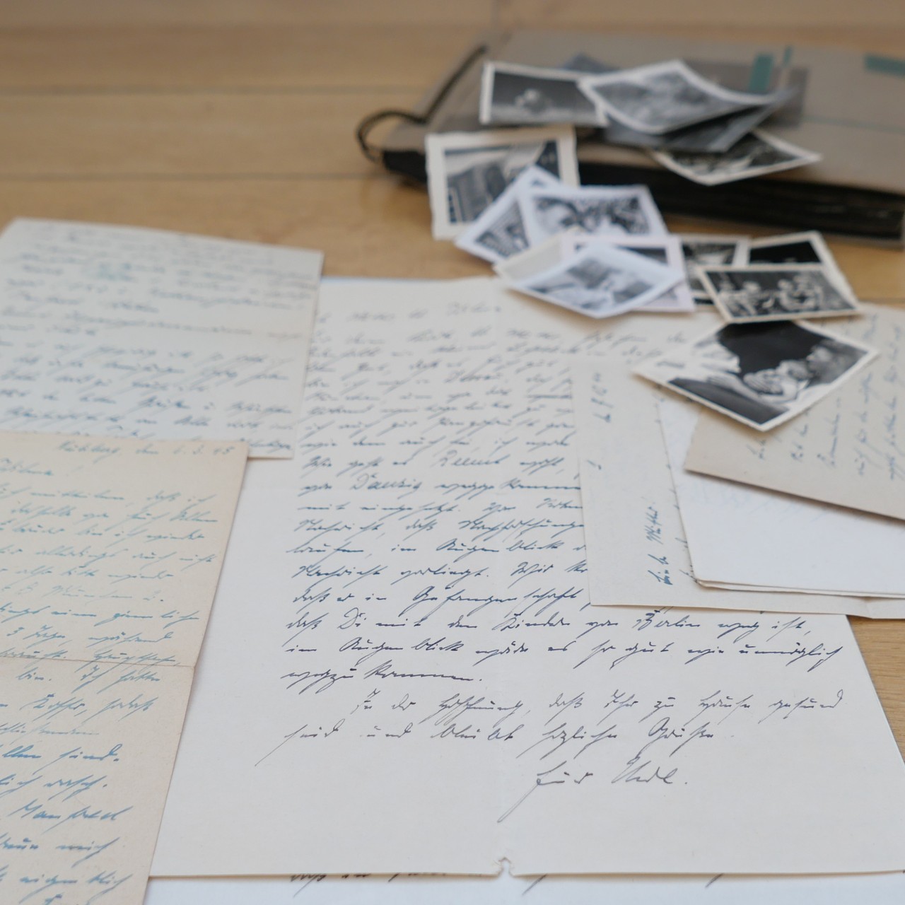 Familiengeschichtliche Unterlagen in Form von Feldpost und Fotografien (Foto: Villa ten Hompel)