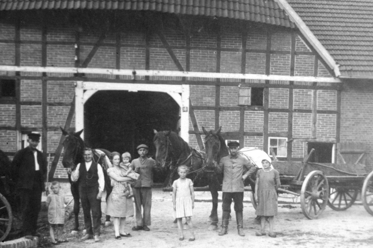 „Bäuerliche Familie mit Knechten und Mägden vor dem Hof“ (Archiv für Alltagskultur in Westfalen, 2021.00014).