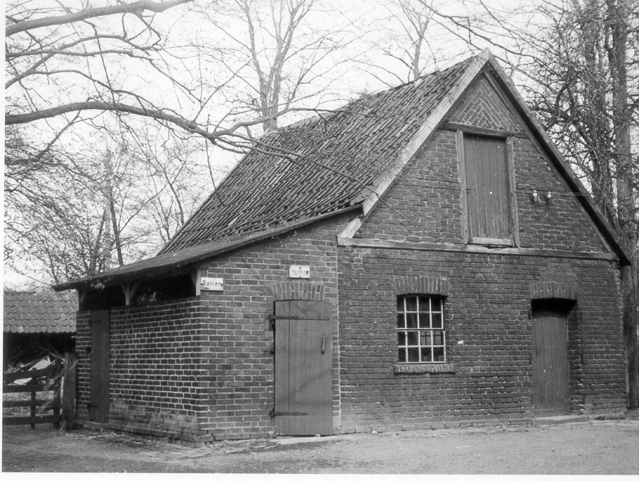 Wirtshaustoilette von außen, zu sehen ist ein Haus, an dessen Außenwand die Damen- und Herrentoilette ausgeschildert ist.