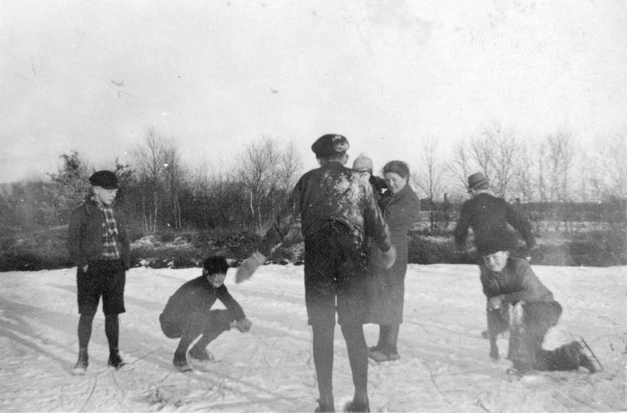 Heuerlingsfamilie im Schnee (um 1930).