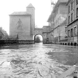 An der Emsmühle in Rheine sind die tiefer gelegenen Stadtteile überflutet. Foto: Richard Jordan, Spelle. (vergrößerte Bildansicht wird geöffnet)