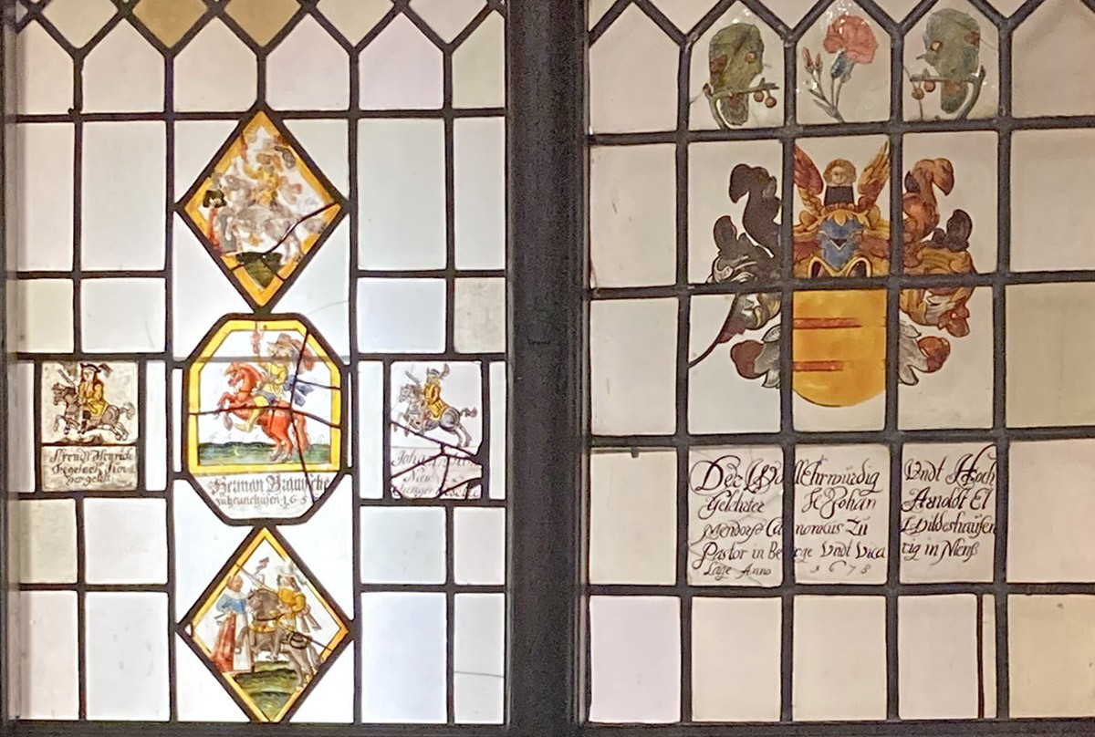 Fensterbierscheiben aus dem Osnabrücker Land im Museum für Kunst und Kulturgeschichte Dortmund; Foto: Andreas Eiynck 2021.