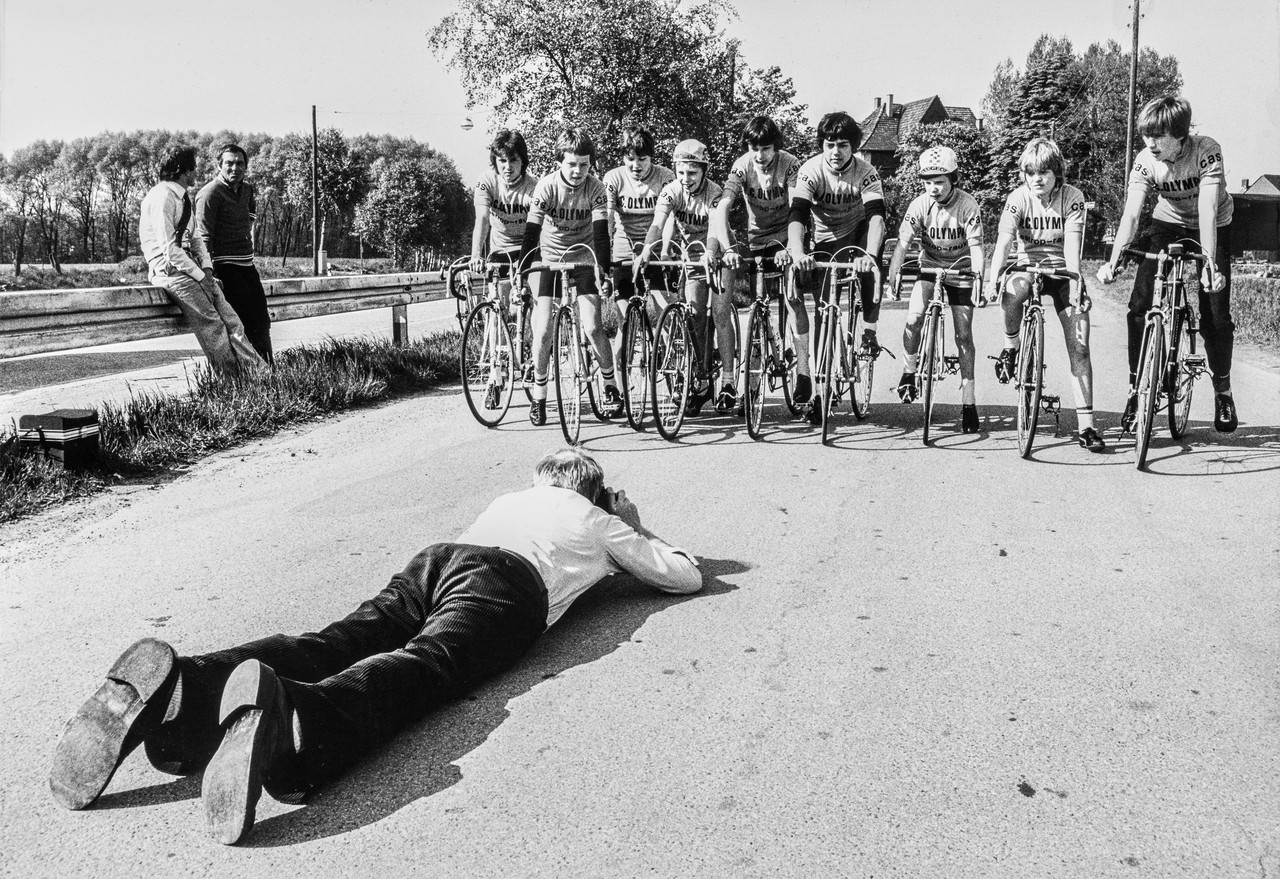 Voller Körpereinsatz für ein gelungenes Foto. Helmut Orwat nutzt die Froschperspektive für eine Aufnahme der Jugendmannschaft des RC Olympia Castrop-Rauxel, um 1980. Foto: Helmut Orwat, LWL-Medienzentrum für Westfalen
