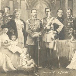 Ansichtskarte "Unsere Kaiserfamilie", zu sehen ist eine Fotomontage der Kaiserfamilie. (vergrößerte Bildansicht wird geöffnet)