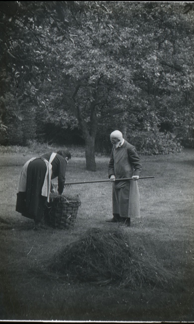 Johanne und Ludwig Nolting bei der Gartenarbeit. Foto: Kommunalarchiv Herford.