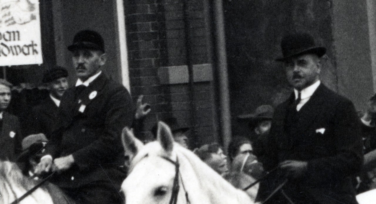 Wilhelm Hause (li) hoch zu Ross beim Handwerkertag am 15. Oktober 1933 in Lengerich, rechts: Max Lochte (Foto: Kiepker, Archiv der Stadt Lengerich).