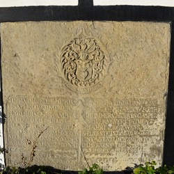 Grabstein an der Ostseite des Haupthauses auf dem Hof Overmeyer. Foto: Sebastian Schröder. (vergrößerte Bildansicht wird geöffnet)