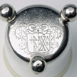 Silberbecher (Kugelbecher) mit Hausmarken des Krämers Bernd Isfort und seiner Frau Anna Gertrud Brochtrup (Heirat 1681) von Goldschmied Johann tom Hülse (1651-1723). Foto: Stadtmuseum Münster. (vergrößerte Bildansicht wird geöffnet)