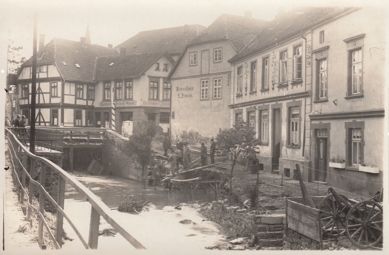 Ein Straßenzug in Vlotho bei Hochwasser.