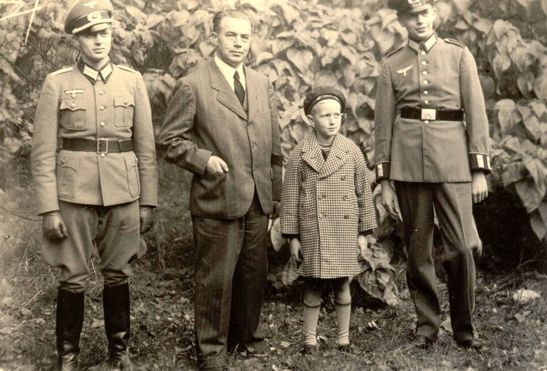 Der Witwer und seine Söhne, ca. 1943, Foto: Heinrich Müller.