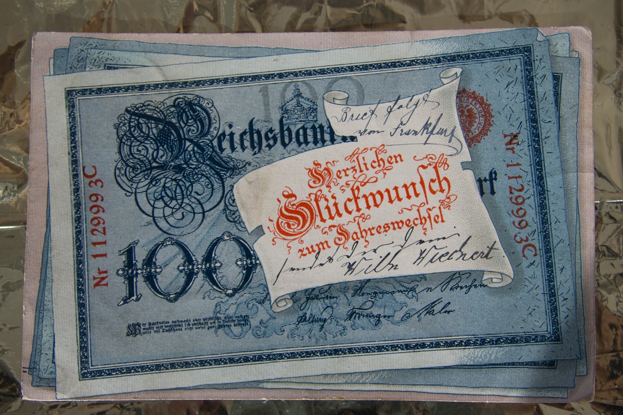 Ausfertigungsdatum der „Blauer“ genannten 100-Mark-Banknote, die diese Neujahrskarte ziert, ist der 1. Mai 1891. Mit einem Wert von 100 Mark war der „Blaue“ bis zum Ersten Weltkrieg die kleinste Banknote, die von der Reichsbank ausgegeben wurde. Foto: Christiane Cantauw, KAF.