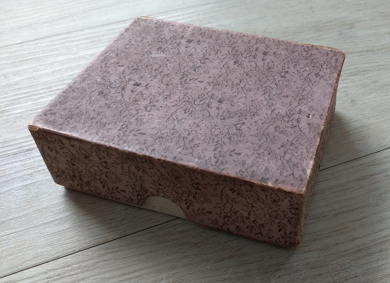Schachtel mit Empfehlungskarten.