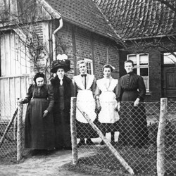 Frauen einer Weberfamilie vor ihrem Haus (um 1915). (vergrößerte Bildansicht wird geöffnet)