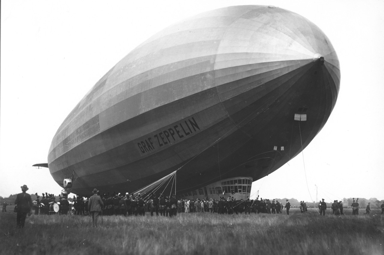 Diese Landung des Starrluftschiffs „Graf Zeppelin“ in Dortmund hat Hermann Tell am 10. August 1930 fotografiert. Die Bespannung des Luftschiffs bestand aus fünffach imprägnierten Baumwollstoff, dessen letzten Anstrich pulverisiertes Aluminium beigemengt worden war, um die Feuergefahr zu minimieren (Foto: Hermann Tell, LWL-Volkskundearchiv).