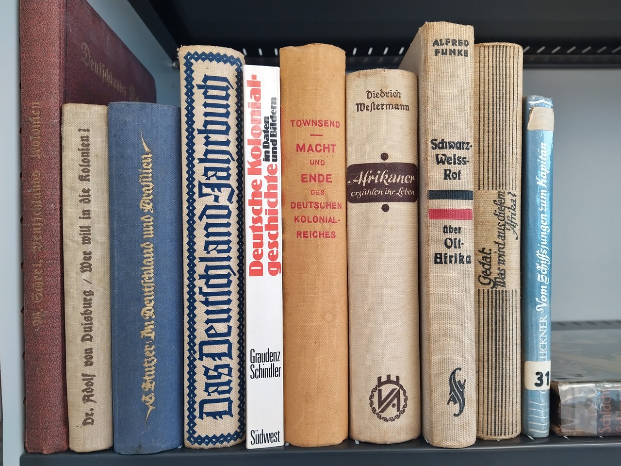 Frau B. aus dem nördlichen Ruhrgebiet fand diese Bücher im Bücherschrank ihres verstorbenen Vaters. (Foto: Cantauw)
