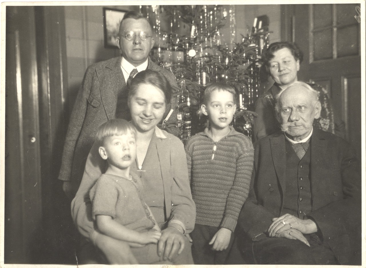 Großeltern, Kinder, Enkelkinder, Weihnachtsbaum. Weihnachten bei Familie Zölffel, 1929. Archiv für Alltagskultur in Westfalen, 2014.00487.