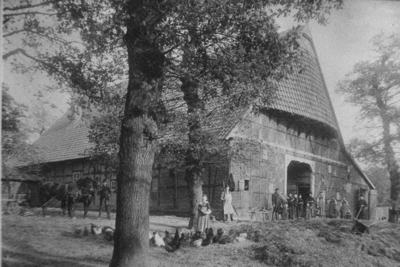 „Bäuerliche Familie mit Knechten und Mägden vor dem Hof“, 1903 (Archiv für Alltagskultur in Westfalen, 2021.00013).