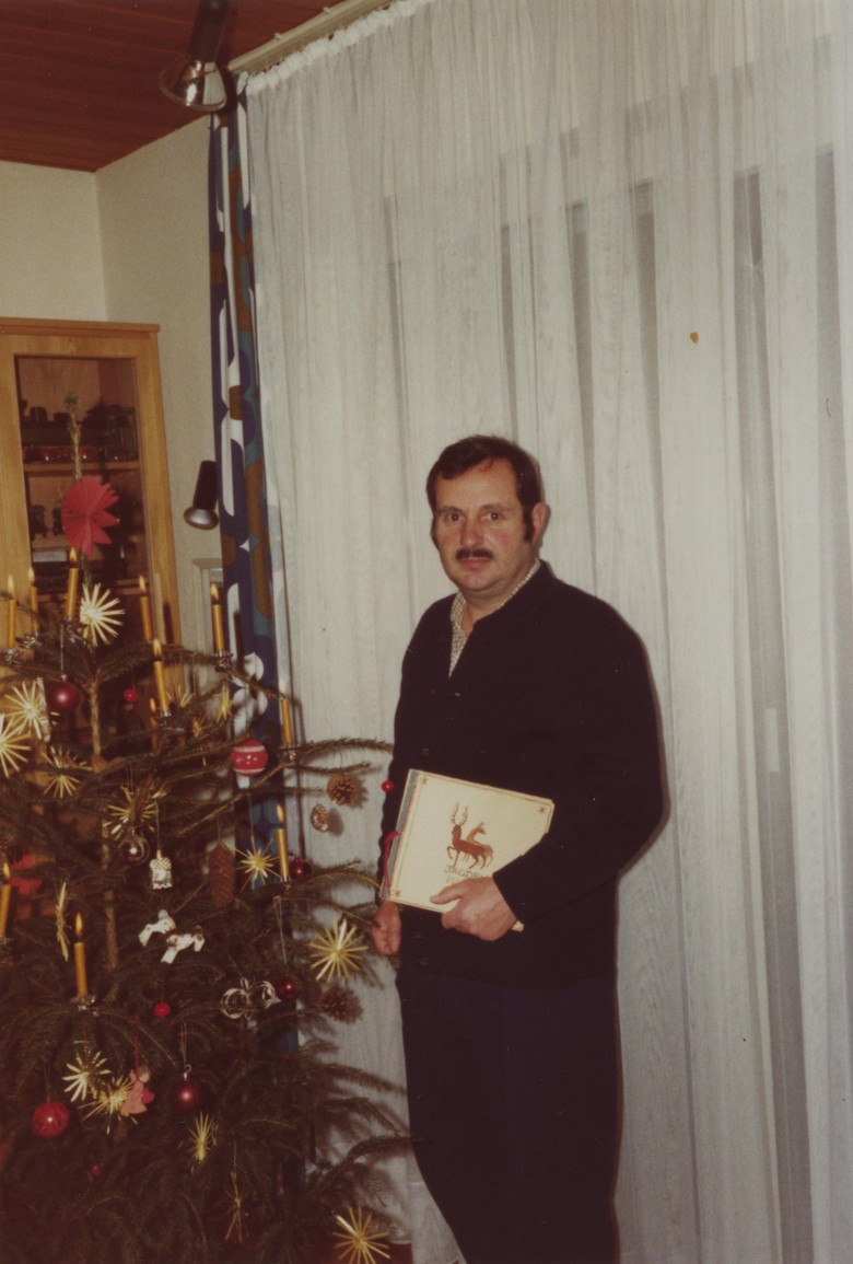 Peter Tell in Havixbeck an Silvester des Jahres 1983 mit dem gestalteten Jagdbuch im Arm (Archiv für Alltagskultur, 2023.00021).