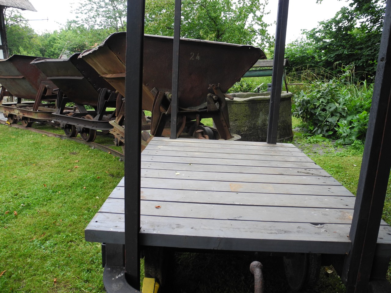 Originale Feldbahn-Bestandteile im Bauernhausmuseum Bielefeld. Beim Aufbau erwies sich auch hier die flexible Verlegung der „fliegenden“ Gleise als durchaus einfach. Im Vordergrund ein Wagen zum Holztransport. Foto: Lutz Volmer, BauernhausMuseum Bielefeld.