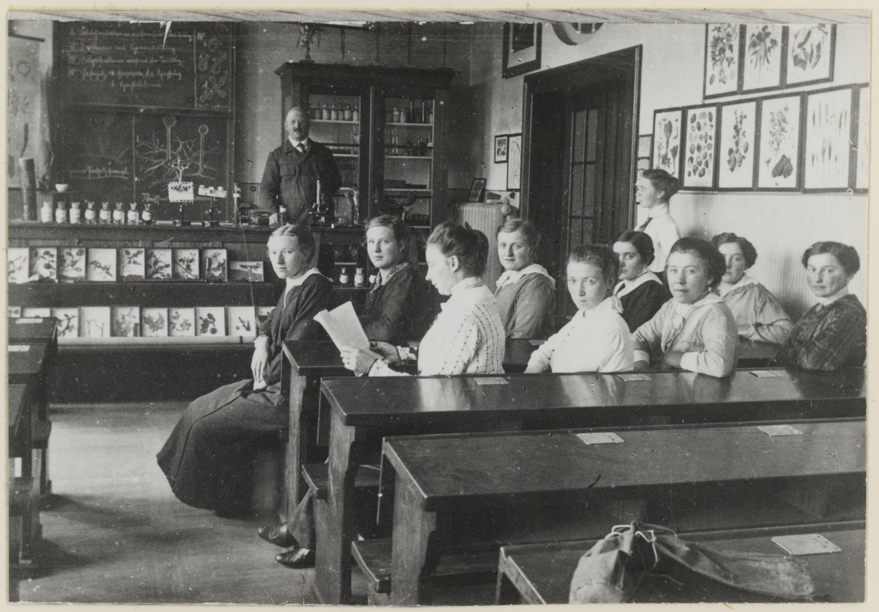 In der Landwirtschaftsschule in Münster fanden im Sommer 1917 insgesamt fünf Kurse der Kreiswanderhaushaltungsschule statt. Ganz vorn der Direktor der Landwirtschaftsschule, Herr Tillmann (Archiv für Alltagskultur, Sign. 0000.31023).