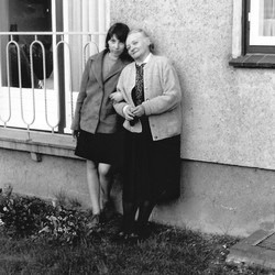 Großmutter mit Enkelin, für deren Bären sie als Kind genäht hatte, Kiel 1967 (vergrößerte Bildansicht wird geöffnet)