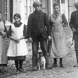 Weberfamilie vor ihrem Haus (um 1925). (vergrößerte Bildansicht wird geöffnet)