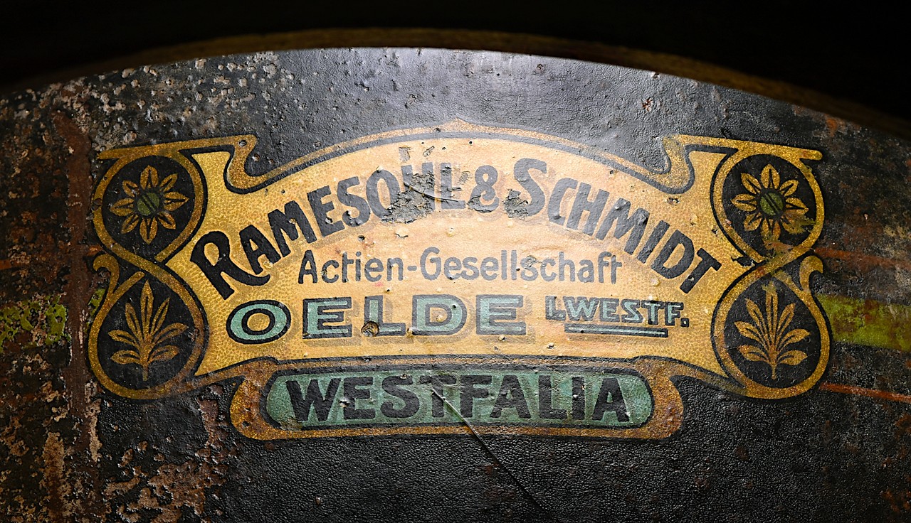 Markenschild auf der Milchzentrifuge, Foto: Historisches Museum Bielfeld.
