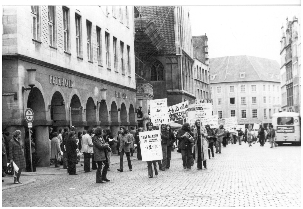 Die erste Homosexuellen-Demonstration Deutschlands am 29. April 1972 in Münster (Stadtarchiv Münster, Rosa Geschichten. Schwul-lesbisches Archiv | Udo Plein).