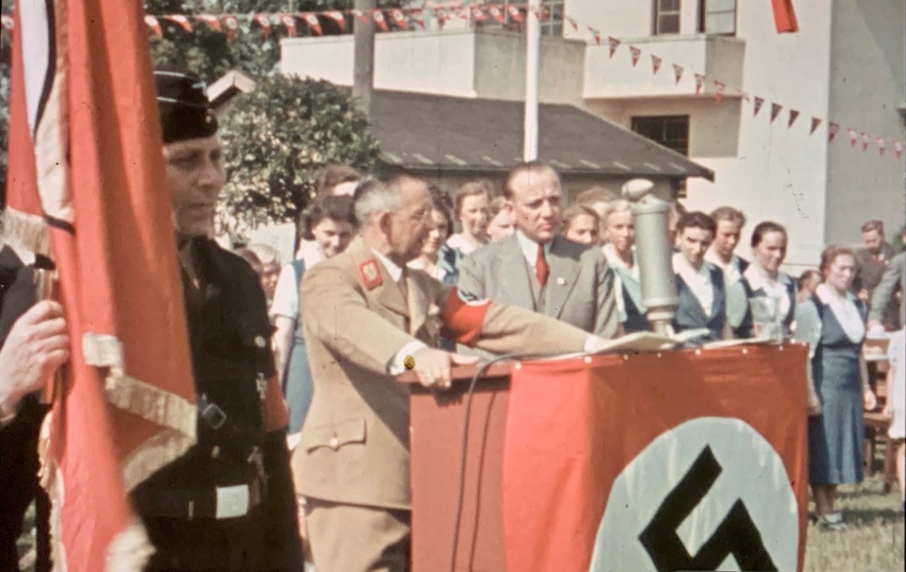 Reden an die „Gefolgschaft“: Gauleiter Meyer und Betriebsführer Adolf Ahlers (Filmausschnitte Familienarchiv Ahlers).