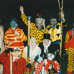 Die Gecken, rechts der „Düwel“, 1993. Foto: Dr. Hans Hellmich; Bildarchiv Heimatverein Schapen. (vergrößerte Bildansicht wird geöffnet)