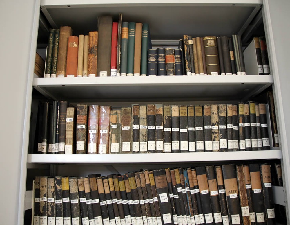 Ein Regal mit alten Büchern in der Bibliothek für Alltagskulturforschung.