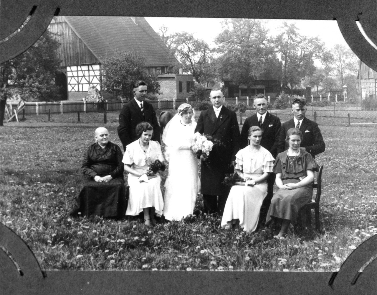Foto einer Hochzeitsgesellschaft, Archiv für Alltagskultur in Westfalen, 2003.04686.
