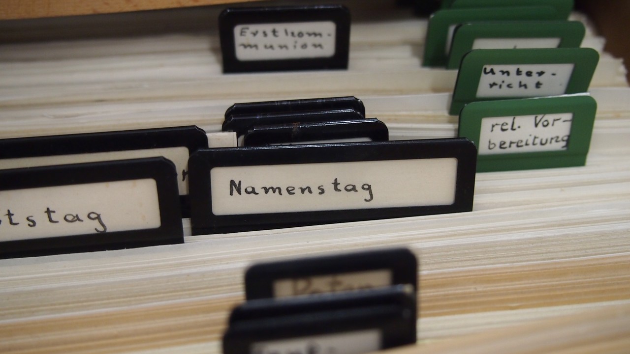 Wie wird eigentlich der begrenzte Raum eines Karteireiters genutzt? Was kann über solche Hilfsmittel abgebildet werden und was eher nicht? (Karteireiter im Schlagwortkatalog zum Archiv für Alltagskultur, Foto: Cantauw)
