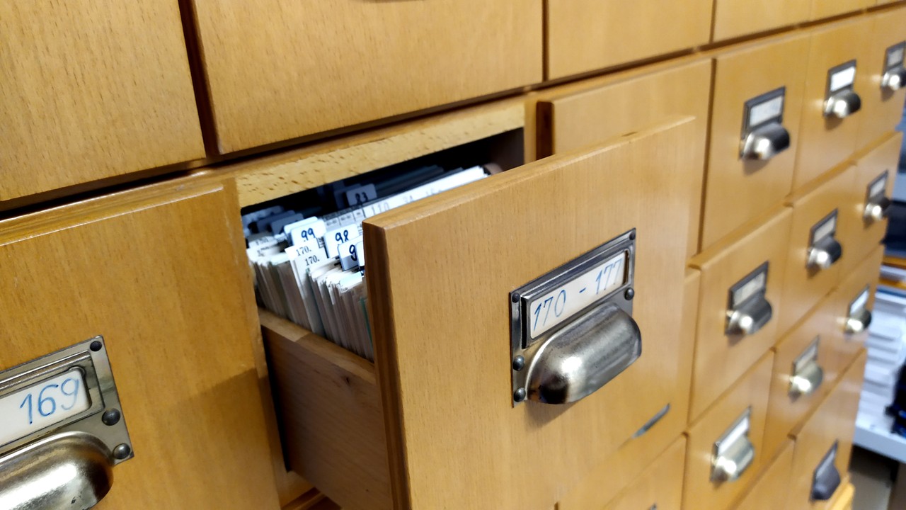 Zettelkasten aus Holz mit einer geöffneten Schublade.